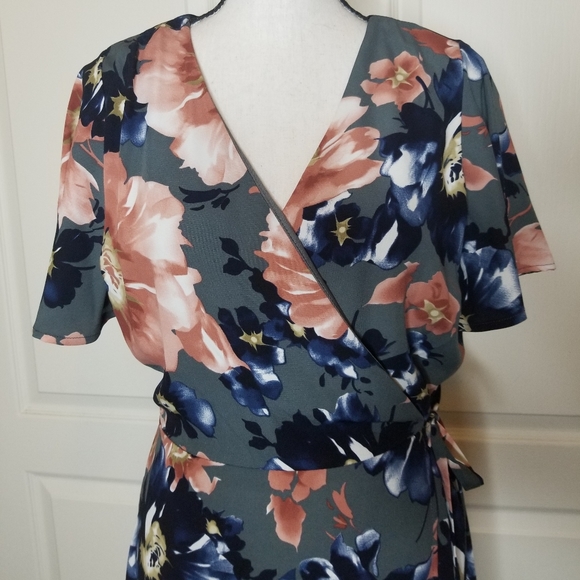 Dark Grey Floral Wrap Dresses - Picture 4 of 7